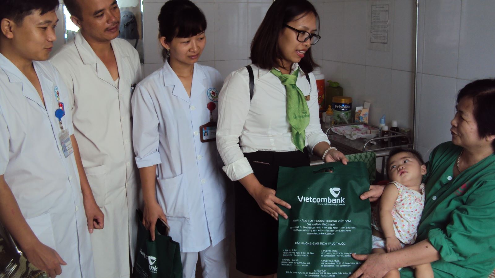 Ngân hàng Vietcombank Bắc Ninh tặng quà cho bệnh nhân là các cháu thiếu nhi nhân dịp tết Trung thu